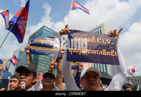 Séoul, Corée du Sud. 11 août 2024. Des Cambodgiens vivant en Corée du Sud sont vus avec des drapeaux et des pancartes lors d'une manifestation demandant l'annulation du projet de développement au Cambodge, au Laos et au Vietnam (CLV). L’initiative du triangle de développement Cambodge-Laos-Vietnam (CLV-DTA) a été lancée il y a 25 ans en 1999. L'objectif de l'accord était de bénéficier aux économies, aux infrastructures, aux soins de santé, à l'éducation et à la sécurité des zones du triangle, ainsi que de soutenir la gestion des catastrophes. Crédit : SOPA images Limited/Alamy Live News Banque D'Images