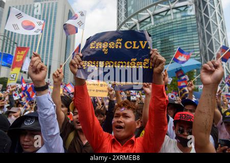 Séoul, Corée du Sud. 11 août 2024. Des Cambodgiens vivant en Corée du Sud sont vus avec des drapeaux et des pancartes lors d'une manifestation demandant l'annulation du projet de développement au Cambodge, au Laos et au Vietnam (CLV). L’initiative du triangle de développement Cambodge-Laos-Vietnam (CLV-DTA) a été lancée il y a 25 ans en 1999. L'objectif de l'accord était de bénéficier aux économies, aux infrastructures, aux soins de santé, à l'éducation et à la sécurité des zones du triangle, ainsi que de soutenir la gestion des catastrophes. Crédit : SOPA images Limited/Alamy Live News Banque D'Images