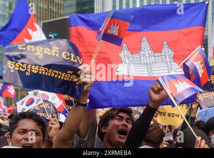Séoul, Corée du Sud. 11 août 2024. Des Cambodgiens vivant en Corée du Sud sont vus brandir des drapeaux lors d'une manifestation demandant l'annulation du projet de développement au Cambodge, au Laos et au Vietnam (CLV). L’initiative du triangle de développement Cambodge-Laos-Vietnam (CLV-DTA) a été lancée il y a 25 ans en 1999. L'objectif de l'accord était de bénéficier aux économies, aux infrastructures, aux soins de santé, à l'éducation et à la sécurité des zones du triangle, ainsi que de soutenir la gestion des catastrophes. Crédit : SOPA images Limited/Alamy Live News Banque D'Images