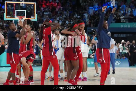 Les membres de l'équipe américaine célèbrent après la défaite des États-Unis, la France. , . Jeux Olympiques au Bercy Arena à Paris, France, le dimanche 11 août 2024. Photo de Richard Ellis/UPI crédit : UPI/Alamy Live News Banque D'Images