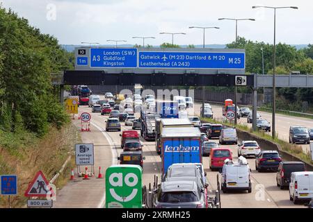 Circulation dense dans le sens inverse des aiguilles d'une montre à l'approche des travaux à la sortie 10 de l'autoroute M25 à Wisley Surrey Angleterre Royaume-Uni Banque D'Images