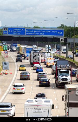 Circulation dense dans le sens inverse des aiguilles d'une montre à l'approche des travaux à la sortie 10 de l'autoroute M25 à Wisley Surrey Angleterre Royaume-Uni Banque D'Images