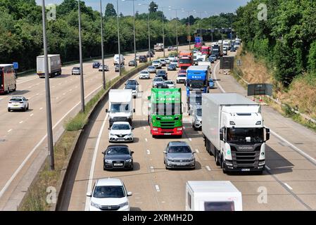 Circulation dense dans le sens inverse des aiguilles d'une montre à l'approche des travaux à la sortie 10 de l'autoroute M25 à Wisley Surrey Angleterre Royaume-Uni Banque D'Images