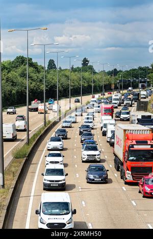 Circulation dense dans le sens inverse des aiguilles d'une montre à l'approche des travaux à la sortie 10 de l'autoroute M25 à Wisley Surrey Angleterre Royaume-Uni Banque D'Images