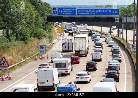 Circulation dense dans le sens inverse des aiguilles d'une montre à l'approche des travaux à la sortie 10 de l'autoroute M25 à Wisley Surrey Angleterre Royaume-Uni Banque D'Images