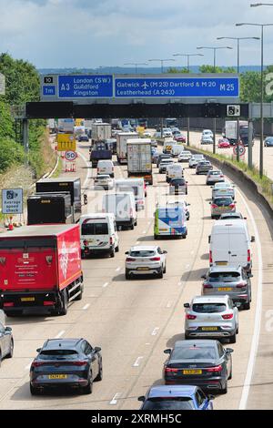 Circulation dense dans le sens inverse des aiguilles d'une montre à l'approche des travaux à la sortie 10 de l'autoroute M25 à Wisley Surrey Angleterre Royaume-Uni Banque D'Images