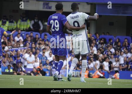 Chelsea, Londres, Royaume-Uni - dimanche 11 août 2024 Chelsea Football Club jouant contre l'Inter Milan Football Club (Italie) dans un match amical de pré-saison dans leur stade, Stamford Bridge OPS ici : Wesley Fofana (29) tient sur Marcus Thuram (9) crédit : Motofoto/Alamy Live News Banque D'Images