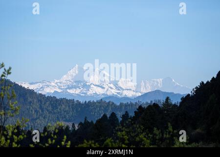 Gangkar Puensum comme nous le voyons du col de Dochula au Bhoutan Banque D'Images