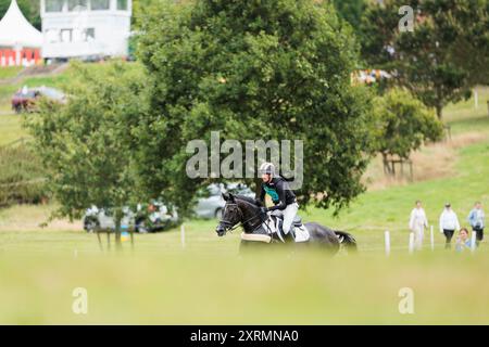 Tom Rowland de Grande-Bretagne avec Honeybrook Extra Special pendant le cross-country CCI4*S aux Five Star International Hartpury Horse Trials le 10 août 2024, Hartpury, Royaume-Uni (photo par Maxime David - MXIMD Pictures) Banque D'Images