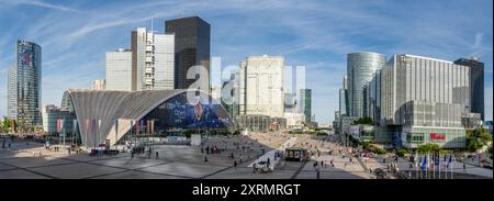 Paris, France - 4 août 2024 : vue panoramique du centre financier de la Défense avec décorations olympiques Banque D'Images