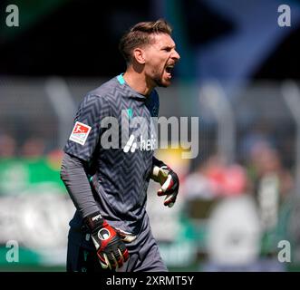 11 août 2024, MÃ¼nster, Allemagne : le gardien RON-ROBERT ZIELER (1) de Hanovre 96 appelle ses coéquipiers lors d'un 2. Match de Bundesliga entre le SC PreuÃŸen MÃ¼nster et Hannover 96 le 11 août 2024 à MÃ¼nster, Allemagne. (Crédit image : © Scott Coleman/ZUMA Press Wire) USAGE ÉDITORIAL SEULEMENT! Non destiné à UN USAGE commercial ! Banque D'Images