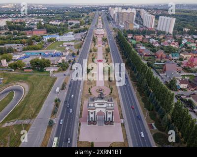 L'arc de triomphe, les monuments de la seconde Guerre mondiale au Parc de la victoire, à Koursk, la ville à l'ouest de la Russie, à la frontière avec l'Ukraine. Banque D'Images