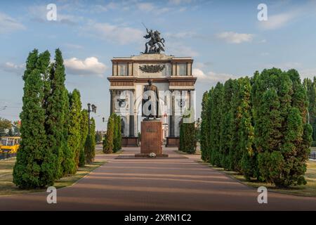 L'arc de triomphe et la statue de Georgy Joukov, un maréchal soviétique, au Mémorial de la victoire à Koursk, en Russie, commémorant la première Guerre mondiale Banque D'Images