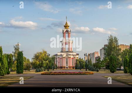 La vue panoramique de l'église chrétienne de Koursk de membres George à Victory Park, Russie, pendant la journée d'été dans la région de Koursk. Banque D'Images