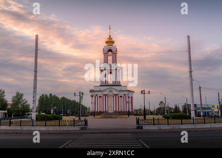 La vue panoramique de l'église chrétienne de Koursk de membres George à Victory Park, Russie, pendant la journée d'été dans la région de Koursk. Banque D'Images