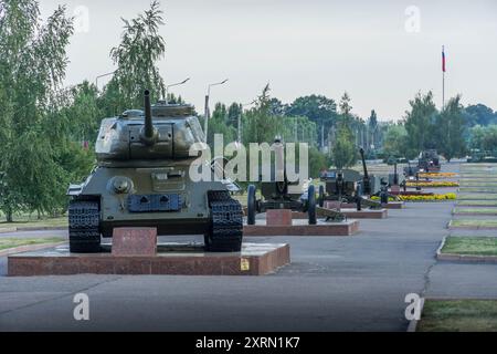 Les chars soviétiques T-34 et les canons d'artillerie russes, à l'exposition d'équipement militaire au parc mémorial de la victoire de Koursk, dans l'oblast de Koursk, région russe Banque D'Images