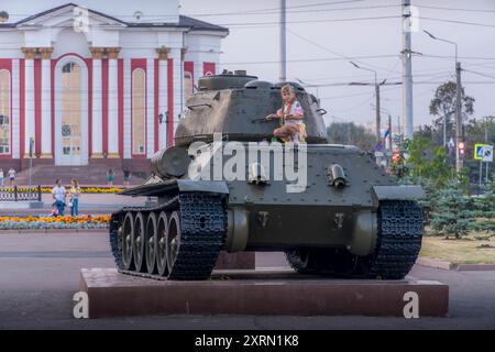 La petite fille sur un char T-34 au parc commémoratif de la victoire de Koursk, dans l'oblast de Koursk, région russe à la frontière avec l'Ukraine. Banque D'Images