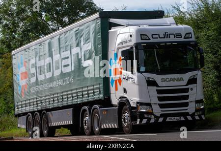 Potterspury, Northants, UK - 11 août 2024 : 2024 camion Scania voyageant sur une route britannique Banque D'Images