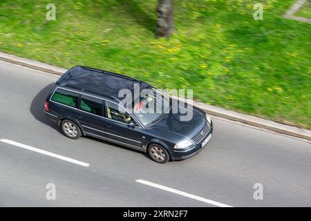 OSTRAVA, RÉPUBLIQUE TCHÈQUE - 4 AVRIL 2024 : Volkswagen Passat variant TDI B5.5 break car Pwith motion blur Effect Banque D'Images