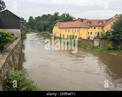 DATE D'ENREGISTREMENT NON INDIQUÉE Bautzen - Hochwasserwarnung für die Spree 02.08.2024 Bautzen, Spree Fotograf : LausitzNews.de Aufgrund der Starkniederschläge besonders heute Früh ab 04:00 Uhr ist die Wasserführung vor allem im Oberlauf der Spree und des Löbauer Wassers sehr schnell angestiegen. AM Pegel Großschweidnitz am Löbauer Wasser wurde um 10:45 Uhr der Richtwert der Alarmstufe 1, um 11:45 Uhr kurz der Richtwert der Alarmstufe 2 überschritten. DAS Überschreiten des Richtwertes der Alarmstufe 3 wird hier nicht erwartet. AM Pegel Gröditz am Löbauer Wasser wird der Richtwert der Alarmstufe 1 am frühe Banque D'Images