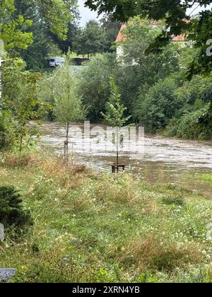 DATE D'ENREGISTREMENT NON INDIQUÉE Bautzen - Hochwasserwarnung für die Spree 02.08.2024 Bautzen, Spree Fotograf : LausitzNews.de Aufgrund der Starkniederschläge besonders heute Früh ab 04:00 Uhr ist die Wasserführung vor allem im Oberlauf der Spree und des Löbauer Wassers sehr schnell angestiegen. AM Pegel Großschweidnitz am Löbauer Wasser wurde um 10:45 Uhr der Richtwert der Alarmstufe 1, um 11:45 Uhr kurz der Richtwert der Alarmstufe 2 überschritten. DAS Überschreiten des Richtwertes der Alarmstufe 3 wird hier nicht erwartet. AM Pegel Gröditz am Löbauer Wasser wird der Richtwert der Alarmstufe 1 am frühe Banque D'Images