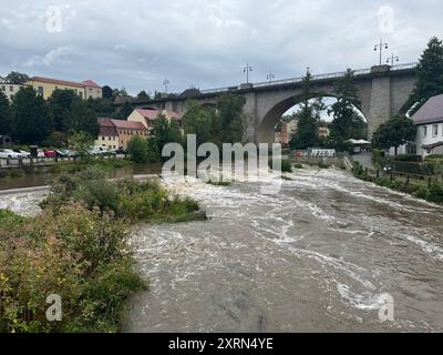 DATE D'ENREGISTREMENT NON INDIQUÉE Bautzen - Hochwasserwarnung für die Spree 02.08.2024 Bautzen, Spree Fotograf : LausitzNews.de Aufgrund der Starkniederschläge besonders heute Früh ab 04:00 Uhr ist die Wasserführung vor allem im Oberlauf der Spree und des Löbauer Wassers sehr schnell angestiegen. AM Pegel Großschweidnitz am Löbauer Wasser wurde um 10:45 Uhr der Richtwert der Alarmstufe 1, um 11:45 Uhr kurz der Richtwert der Alarmstufe 2 überschritten. DAS Überschreiten des Richtwertes der Alarmstufe 3 wird hier nicht erwartet. AM Pegel Gröditz am Löbauer Wasser wird der Richtwert der Alarmstufe 1 am frühe Banque D'Images