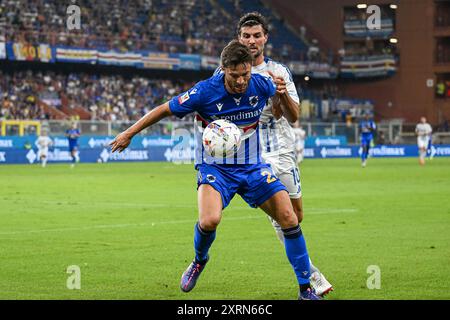 Genova, Italie. 11 août 2024. Bartosz Bereszynskifie pour le ballon avec Patrick Cutrone de Côme lors du match de Coupe d'Italie entre la Sampdoria et Côme au stade Luigi Ferraris de Gênes, dimanche 11 août 2024. (Tano Pecoraro/LaPresse) crédit : LaPresse/Alamy Live News Banque D'Images