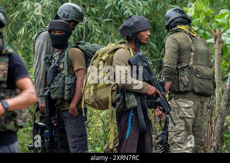 Anantnag, Inde. 11 août 2024. Des soldats de l'armée indienne sont vus en alerte sur le site d'une fusillade qui est entrée le deuxième jour dans le village d'Ahlan de la forêt de Kokernag dans le district d'Anantnag au sud du Cachemire. Deux soldats de l'armée indienne et un civil ont été tués au combat au cours d'une violente bataille avec des militants présumés, ont déclaré des responsables de la police aux journalistes. Crédit : SOPA images Limited/Alamy Live News Banque D'Images