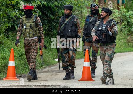 Anantnag, Inde. 11 août 2024. Des soldats de l'armée indienne patrouillent sur le site de la bataille d'armes qui est entrée le deuxième jour dans le village d'Ahlan de la forêt de Kokernag dans le district d'Anantnag au sud du Cachemire. Deux soldats de l'armée indienne et un civil ont été tués au combat au cours d'une violente bataille avec des militants présumés, ont déclaré des responsables de la police aux journalistes. Crédit : SOPA images Limited/Alamy Live News Banque D'Images