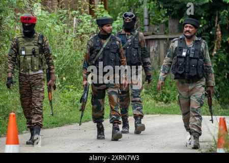 Anantnag, Inde. 11 août 2024. Des soldats de l'armée indienne patrouillent sur le site de la bataille d'armes qui est entrée le deuxième jour dans le village d'Ahlan de la forêt de Kokernag dans le district d'Anantnag au sud du Cachemire. Deux soldats de l'armée indienne et un civil ont été tués au combat au cours d'une violente bataille avec des militants présumés, ont déclaré des responsables de la police aux journalistes. Crédit : SOPA images Limited/Alamy Live News Banque D'Images