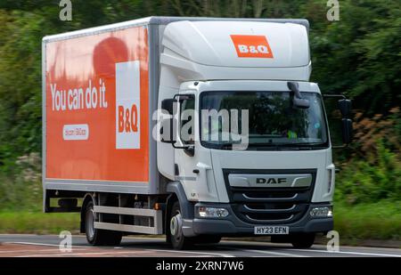 Potterspury, Northants, UK - 11 août 2024 : 2023 DAF camions DAF LF livraison pour B et Q sur une route britannique Banque D'Images