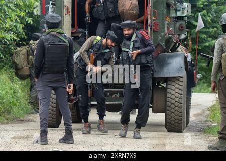 Anantnag, Inde. 11 août 2024. Les soldats de l'armée indienne arrivent sur le site de la bataille d'armes qui est entrée le deuxième jour dans le village d'Ahlan de la forêt de Kokernag dans le district d'Anantnag au sud du Cachemire. Deux soldats de l'armée indienne et un civil ont été tués au combat au cours d'une violente bataille avec des militants présumés, ont déclaré des responsables de la police aux journalistes. Crédit : SOPA images Limited/Alamy Live News Banque D'Images