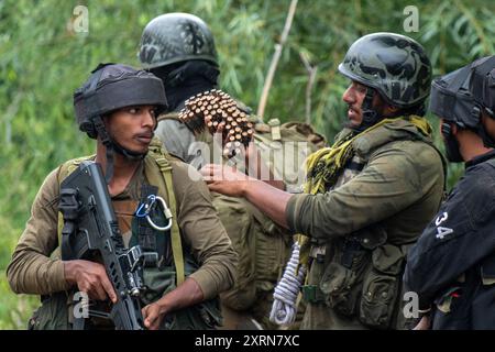 Anantnag, Inde. 11 août 2024. Des soldats de l'armée indienne sont vus en alerte sur le site d'une fusillade qui est entrée le deuxième jour dans le village d'Ahlan de la forêt de Kokernag dans le district d'Anantnag au sud du Cachemire. Deux soldats de l'armée indienne et un civil ont été tués au combat au cours d'une violente bataille avec des militants présumés, ont déclaré des responsables de la police aux journalistes. Crédit : SOPA images Limited/Alamy Live News Banque D'Images