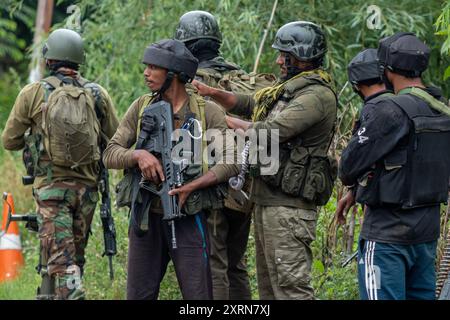 Anantnag, Inde. 11 août 2024. Des soldats de l'armée indienne sont vus en alerte sur le site d'une fusillade qui est entrée le deuxième jour dans le village d'Ahlan de la forêt de Kokernag dans le district d'Anantnag au sud du Cachemire. Deux soldats de l'armée indienne et un civil ont été tués au combat au cours d'une violente bataille avec des militants présumés, ont déclaré des responsables de la police aux journalistes. Crédit : SOPA images Limited/Alamy Live News Banque D'Images