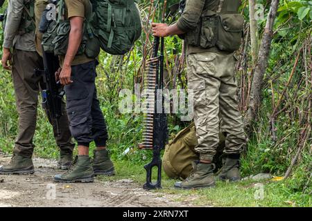 Anantnag, Inde. 11 août 2024. Des soldats de l'armée indienne sont vus en alerte sur le site d'une fusillade qui est entrée le deuxième jour dans le village d'Ahlan de la forêt de Kokernag dans le district d'Anantnag au sud du Cachemire. Deux soldats de l'armée indienne et un civil ont été tués au combat au cours d'une violente bataille avec des militants présumés, ont déclaré des responsables de la police aux journalistes. Crédit : SOPA images Limited/Alamy Live News Banque D'Images