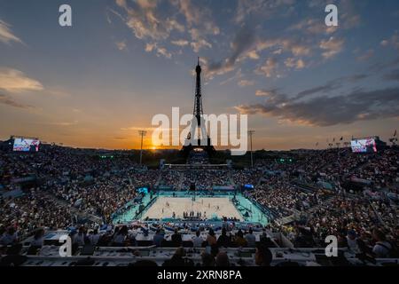 29 juillet 2024, Paris, Ile de France, France : avec la Tour Eiffel en arrière-plan, le soleil se couche sur le stade Tour Eiffel lors de leur phase préliminaire - match de Beach volley féminin de la poule d lors des Jeux olympiques d'été de Paris 2024 à Paris, France. Suisse (crédit image : © Walter Arce/ZUMA Press Wire) USAGE ÉDITORIAL SEULEMENT! Non destiné à UN USAGE commercial ! Banque D'Images