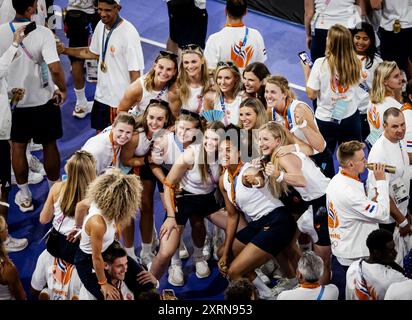 Paris, France. 11 août 2024. PARIS - les athlètes de l'équipe NL lors de la cérémonie de clôture des Jeux olympiques d'été. ANP KOEN VAN WEEL crédit : ANP/Alamy Live News Banque D'Images