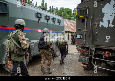 Anantnag, Inde. 11 août 2024. Les soldats de l'armée indienne se dirigent vers le site de la bataille d'armes qui est entrée le deuxième jour dans le village d'Ahlan de la forêt de Kokernag dans le district d'Anantnag au sud du Cachemire. Deux soldats de l'armée indienne et un civil ont été tués au combat au cours d'une violente bataille avec des militants présumés, ont déclaré des responsables de la police aux journalistes. (Photo de Faisal Bashir/SOPA images/Sipa USA) crédit : Sipa USA/Alamy Live News Banque D'Images