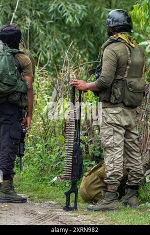 Anantnag, Inde. 11 août 2024. Des soldats de l'armée indienne sont vus en alerte sur le site d'une fusillade qui est entrée le deuxième jour dans le village d'Ahlan de la forêt de Kokernag dans le district d'Anantnag au sud du Cachemire. Deux soldats de l'armée indienne et un civil ont été tués au combat au cours d'une violente bataille avec des militants présumés, ont déclaré des responsables de la police aux journalistes. (Photo de Faisal Bashir/SOPA images/Sipa USA) crédit : Sipa USA/Alamy Live News Banque D'Images