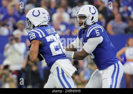 Indianapolis, Indiana, États-Unis. 11 août 2024. Anthony Richardson (5), quarterback des Colts d'Indianapolis, remet le ballon au Running back des Colts d'Indianapolis Jonathan Taylor (28) lors du match de pré-saison entre les Broncos de Denver et les Colts d'Indianapolis au Lucas Oil Stadium, Indianapolis, Indiana. (Crédit image : © Scott Stuart/ZUMA Press Wire) USAGE ÉDITORIAL SEULEMENT! Non destiné à UN USAGE commercial ! Crédit : ZUMA Press, Inc/Alamy Live News Banque D'Images