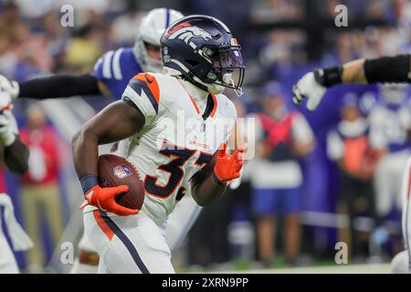 Indianapolis, Indiana, États-Unis. 11 août 2024. Dos de course des Broncos de Denver Javonte Williams (33) porte le ballon pendant le match de pré-saison entre les Broncos de Denver et les Colts d'Indianapolis au Lucas Oil Stadium, Indianapolis, Indiana. (Crédit image : © Scott Stuart/ZUMA Press Wire) USAGE ÉDITORIAL SEULEMENT! Non destiné à UN USAGE commercial ! Crédit : ZUMA Press, Inc/Alamy Live News Banque D'Images