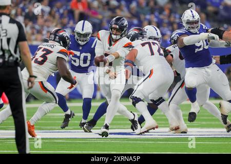 Indianapolis, Indiana, États-Unis. 11 août 2024. Jarrett Stidham (8), le quarterback des Broncos de Denver, se retourne pour remettre le ballon au Running back des Broncos de Denver Javonte Williams (33) pendant le match de pré-saison entre les Broncos de Denver et les Colts d'Indianapolis au Lucas Oil Stadium, Indianapolis, Indiana. (Crédit image : © Scott Stuart/ZUMA Press Wire) USAGE ÉDITORIAL SEULEMENT! Non destiné à UN USAGE commercial ! Crédit : ZUMA Press, Inc/Alamy Live News Banque D'Images