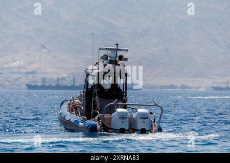 Bateau de la police israélienne patrouillant dans les eaux du golfe d'Eilat dans la mer Rouge Banque D'Images