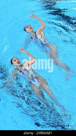 Saint Denis. 11 août 2024. Higa Moe/Sato Tomoka du Japon concourent lors de la routine libre en duo de natation artistique aux Jeux Olympiques de Paris 2024 à Saint-Denis, France, le 10 août 2024. Crédit : Xia Yifang/Xinhua/Alamy Live News Banque D'Images