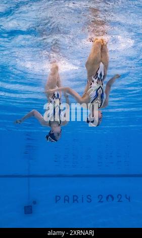 Saint Denis. 11 août 2024. Higa Moe/Sato Tomoka du Japon concourent lors de la routine libre en duo de natation artistique aux Jeux Olympiques de Paris 2024 à Saint-Denis, France, le 10 août 2024. Crédit : Xia Yifang/Xinhua/Alamy Live News Banque D'Images