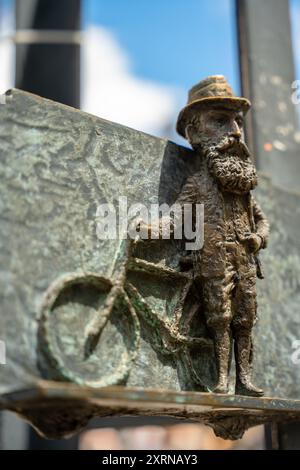 Budapest, Hongrie : 16 juin 2024 : Mikhail Kolodko Mini Statue de Theodor Herzl avec vélo. Banque D'Images