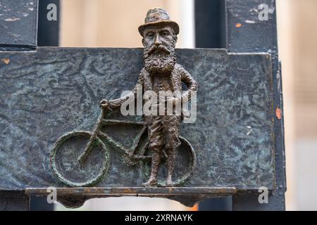 Budapest, Hongrie : 16 juin 2024 : Mini Statue de Theodor Herzl avec vélo. Banque D'Images