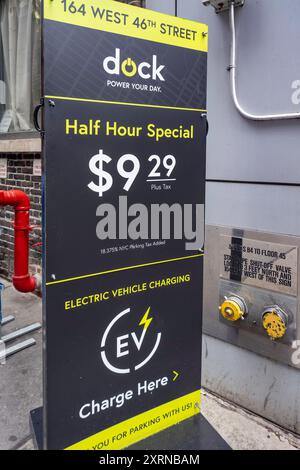 Dock EV Charging Station parking Sign, New York City, États-Unis 2024 Banque D'Images