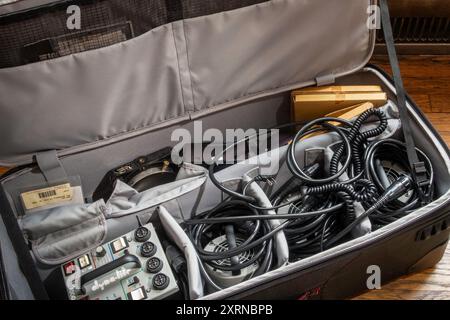 Gros plan du kit d'éclairage vintage d'un photographe professionnel, 1990, États-Unis Banque D'Images