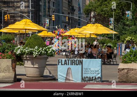 La zone de sièges publics à Fifth Avenue et 23rd équipés dispose de parapluies jaune vif pour l'ombre, 2024, New York City, Nomad, États-Unis Banque D'Images